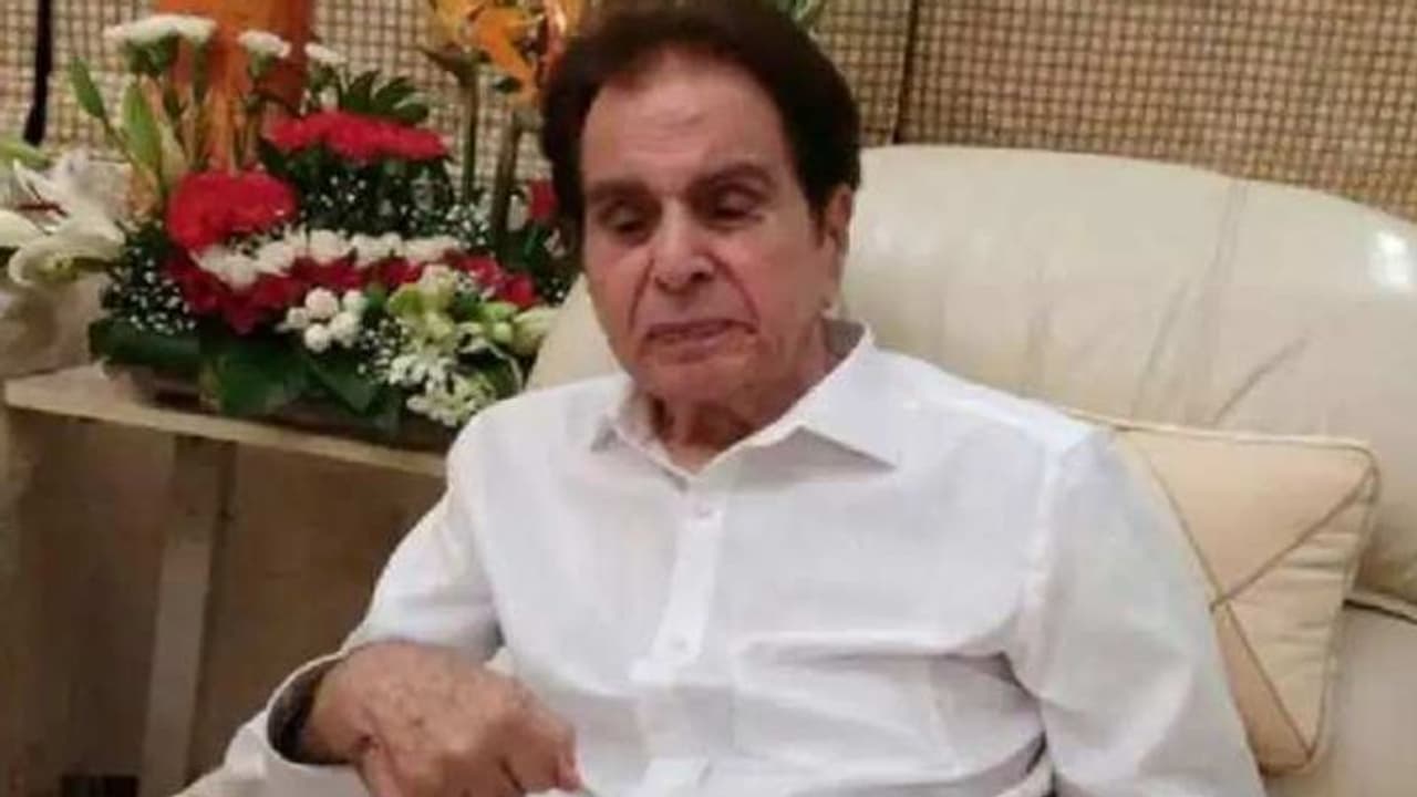 Health Update: दोस्त ने बताया कैसी है दिलीप कुमार की तबीयत, इसलिए आनन फानन में करना पड़ा था भर्ती Health Update: दोस्त ने बताया कैसी है दिलीप कुमार की तबीयत, इसलिए आनन फानन में करना पड़ा था भर्ती