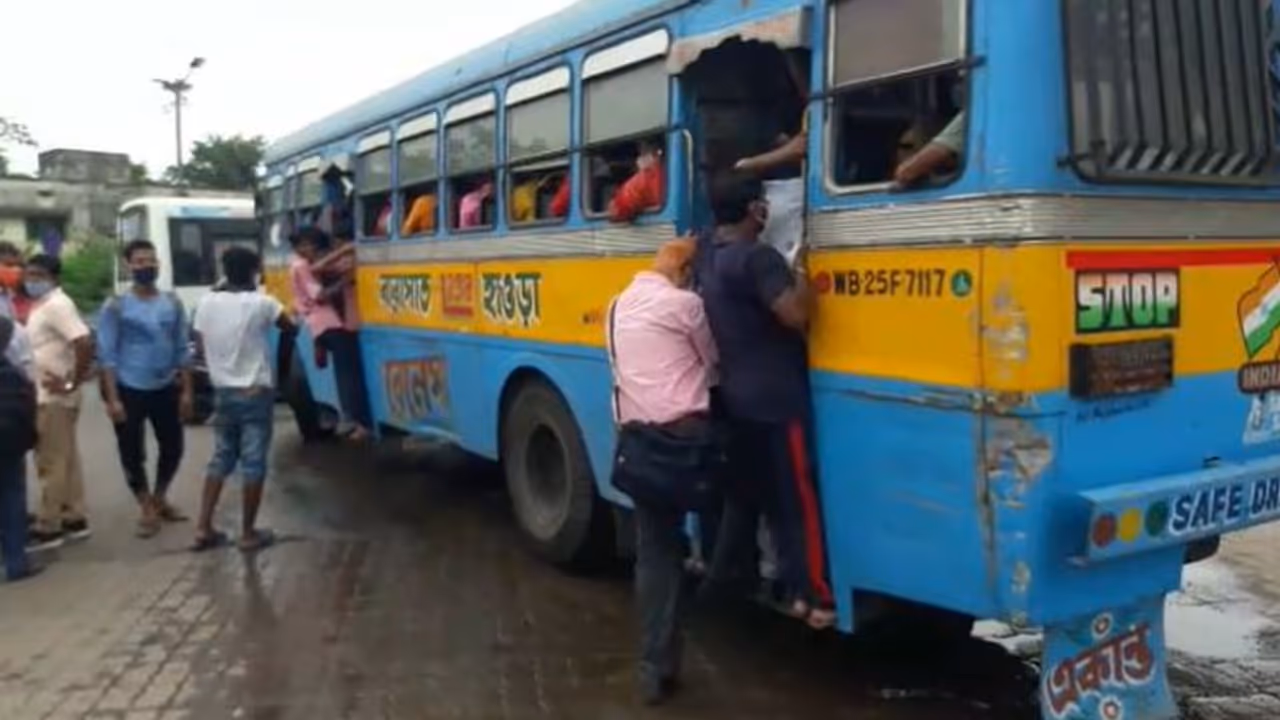 শিকেয় উঠেছে যাত্রীদের ৫০ শতাংশের নিয়ম, তিল ধারণের জায়গা নেই বাসে শিকেয় উঠেছে যাত্রীদের ৫০ শতাংশের নিয়ম, তিল ধারণের জায়গা নেই বাসে