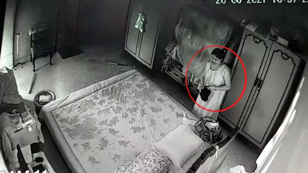 আয়া সেন্টার থেকে পরিচারিকা রেখে মাথায় হাত, সিসিটিভিতে ধরা পড়ল ভয়ঙ্কর চুরির ছবি আয়া সেন্টার থেকে পরিচারিকা রেখে মাথায় হাত, সিসিটিভিতে ধরা পড়ল ভয়ঙ্কর চুরির ছবি