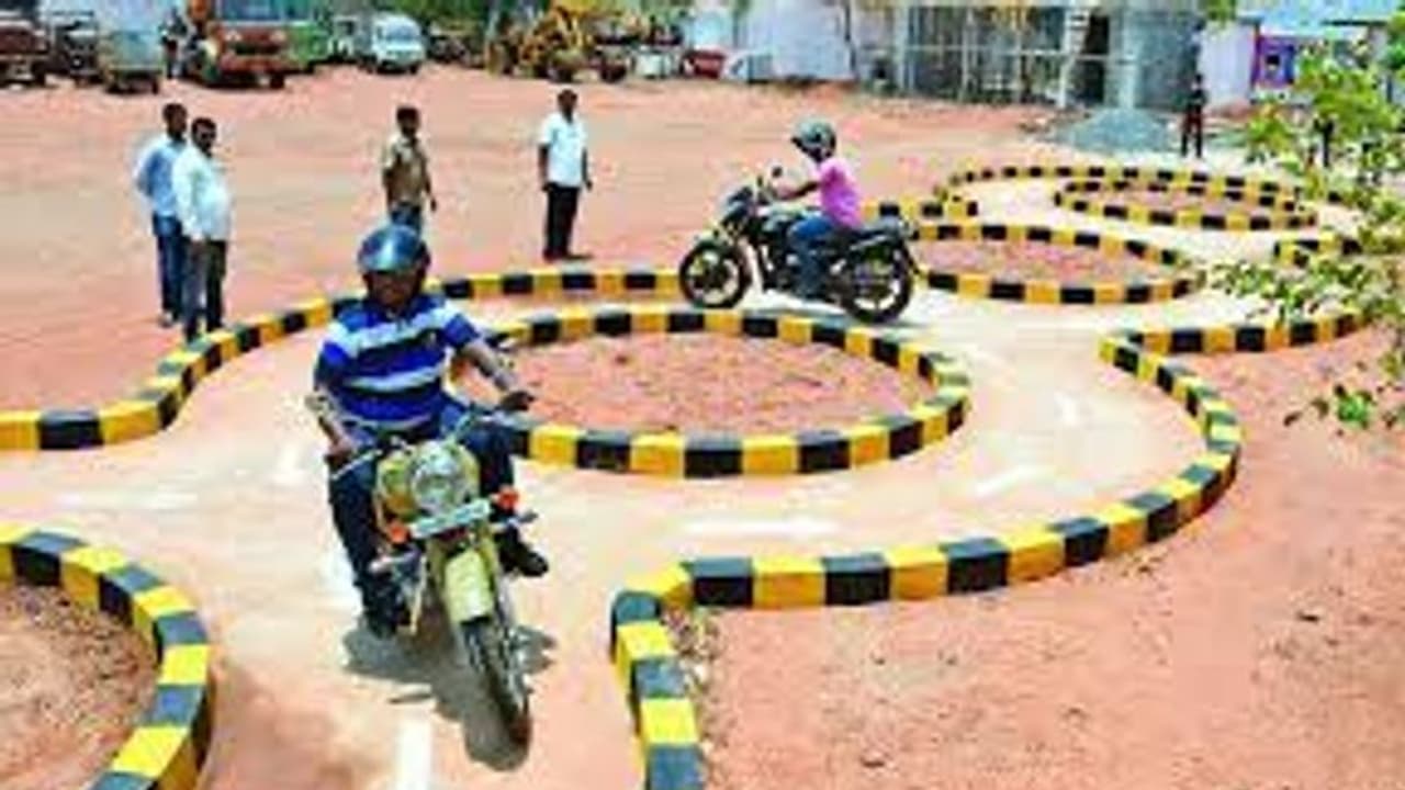 இனி சனிக்கிழமைகளிலும் லைசென்ஸ் பெறலாம்..! வட்டாரப் போக்குவரத்து அலுவலகம் செயல்பட தமிழக அரசு அனுமதி இனி சனிக்கிழமைகளிலும் லைசென்ஸ் பெறலாம்..! வட்டாரப் போக்குவரத்து அலுவலகம் செயல்பட தமிழக அரசு அனுமதி