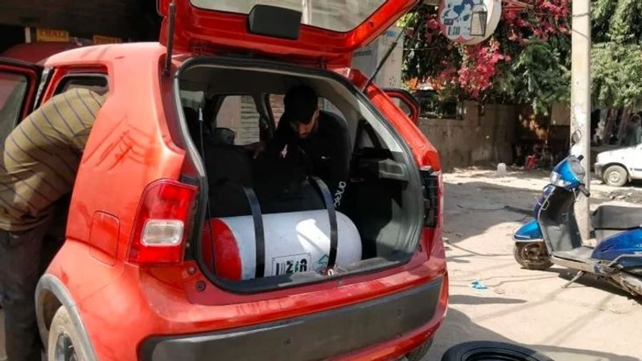 വില 10 ലക്ഷം രൂപയിൽ താഴെ, 33 കിമിക്ക് മേൽ മൈലേജ് ഉറപ്പ്! ഇതാ ചില സിഎൻജി കാറുകൾ