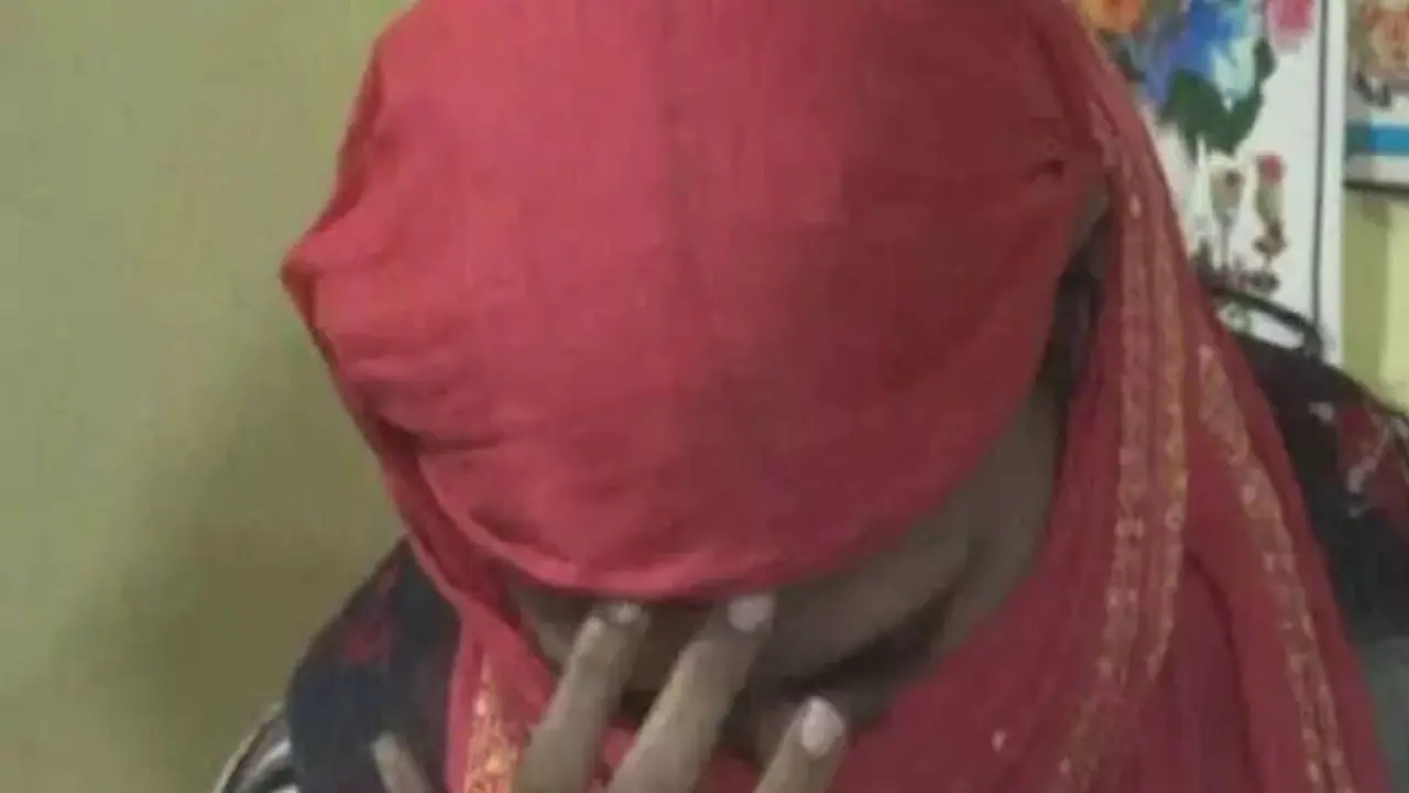 ప్రియురాలి మీద మోజు.. భార్యకు విడాకుల నోటీసులు. భర్త ఇంటిముందు యువతి మౌనపోరాటం...