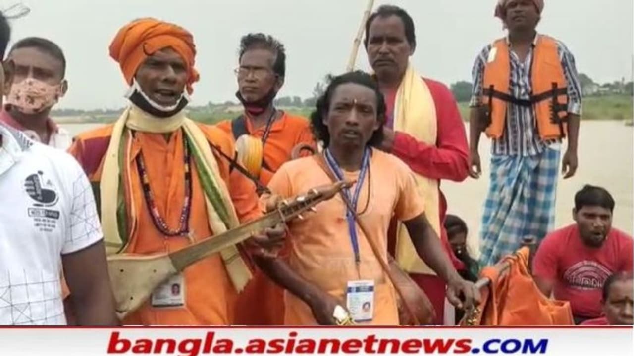 বিধান চন্দ্র রায়ের স্মরণে গানে মেতে উঠল নৌকা, যাত্রীদের মন ভরাল বাংলার বাউল শিল্পীরা
