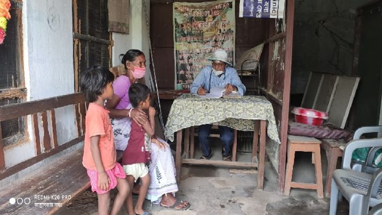বন্ধ হাসপাতালের ভাঙা বারান্দায় বসে আজও রোগী দেখেন ডাক্তার বাবু বন্ধ হাসপাতালের ভাঙা বারান্দায় বসে আজও রোগী দেখেন ডাক্তার বাবু