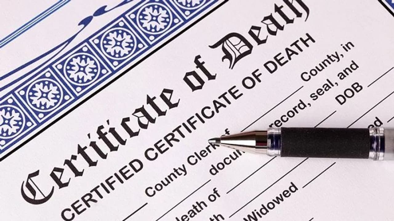 ಮಾಗಡಿ: ಬದುಕಿರುವ ವ್ಯಕ್ತಿ ಹೆಸರಲ್ಲೇ ಮರಣ ಪ್ರಮಾಣ ಪತ್ರ, ಆಸ್ತಿ ಲಪಟಾಯಿಸುವ ಹುನ್ನಾರ..! ಮಾಗಡಿ: ಬದುಕಿರುವ ವ್ಯಕ್ತಿ ಹೆಸರಲ್ಲೇ ಮರಣ ಪ್ರಮಾಣ ಪತ್ರ, ಆಸ್ತಿ ಲಪಟಾಯಿಸುವ ಹುನ್ನಾರ..!