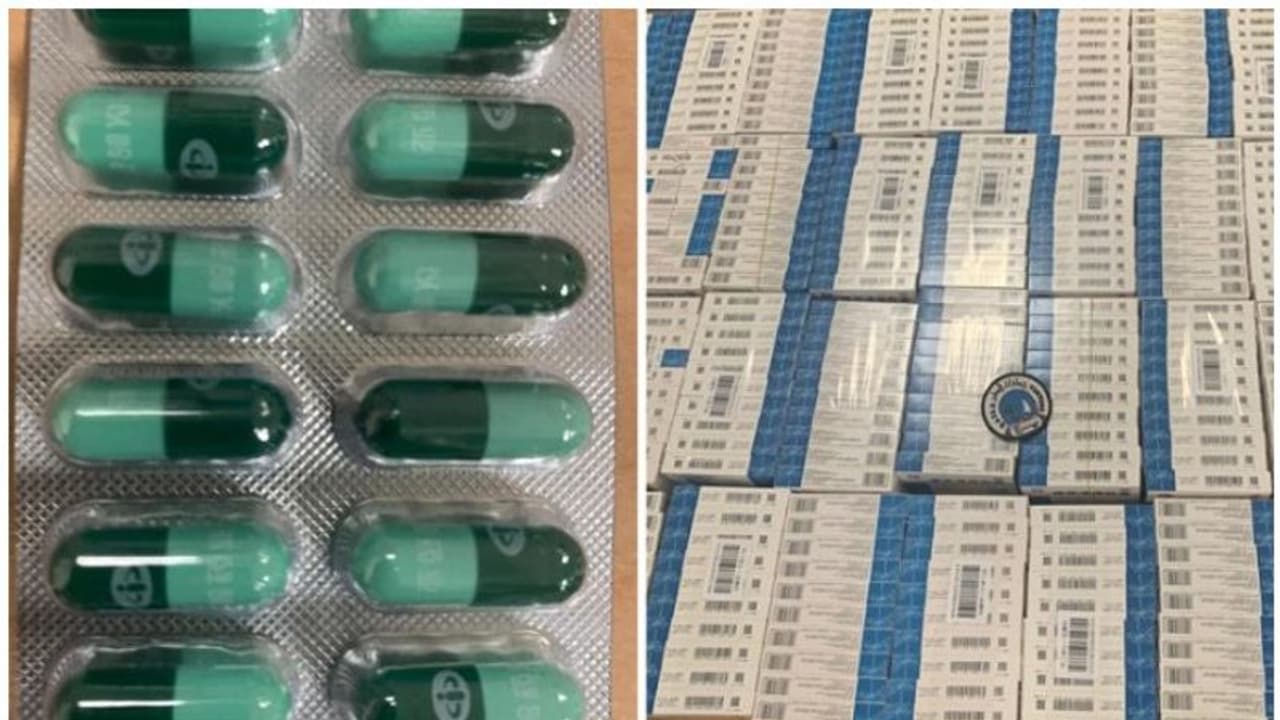 വസ്ത്രങ്ങള്ക്കുള്ളില് ഒളിപ്പിച്ച് നിരോധിത ഗുളികകള് കടത്താന് ശ്രമം; പിടികൂടി കസ്റ്റംസ് അധികൃതര് വസ്ത്രങ്ങള്ക്കുള്ളില് ഒളിപ്പിച്ച് നിരോധിത ഗുളികകള് കടത്താന് ശ്രമം; പിടികൂടി കസ്റ്റംസ് അധികൃതര്