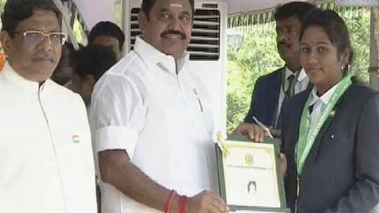 களவாணியாக மாறிய கலைவாணி.. குழந்தை விற்பனையில் ஈடுபட்ட மதுரை அறக்கட்டளைக்கு 2 முறை அரசு விருது..! களவாணியாக மாறிய கலைவாணி.. குழந்தை விற்பனையில் ஈடுபட்ட மதுரை அறக்கட்டளைக்கு 2 முறை அரசு விருது..!