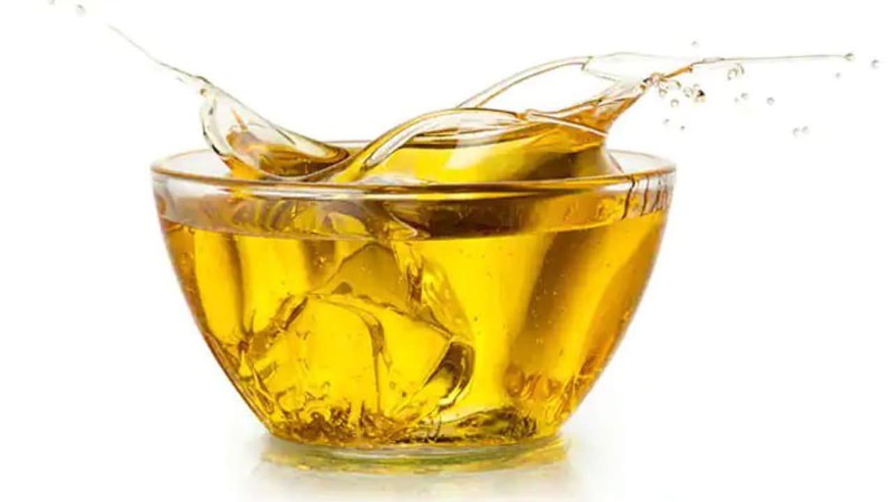 Oil Price: ভোজ্যতেলের দাম কমছে, উৎসবের মধ্যেই স্বস্তির নিঃশ্বাস মধ্যবিত্তির পকেটে Oil Price: ভোজ্যতেলের দাম কমছে, উৎসবের মধ্যেই স্বস্তির নিঃশ্বাস মধ্যবিত্তির পকেটে