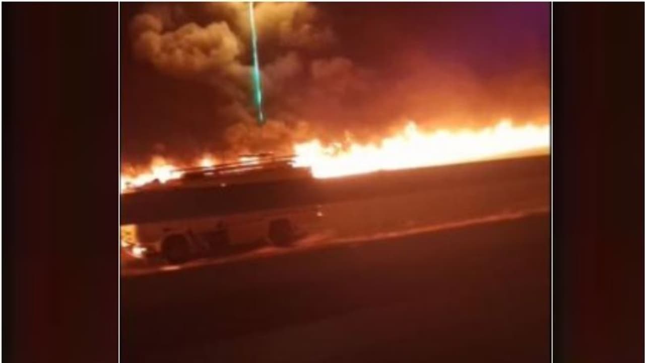 സൗദിയില് ഇന്ധന ടാങ്കറിന് തീപിടിച്ചു സൗദിയില് ഇന്ധന ടാങ്കറിന് തീപിടിച്ചു