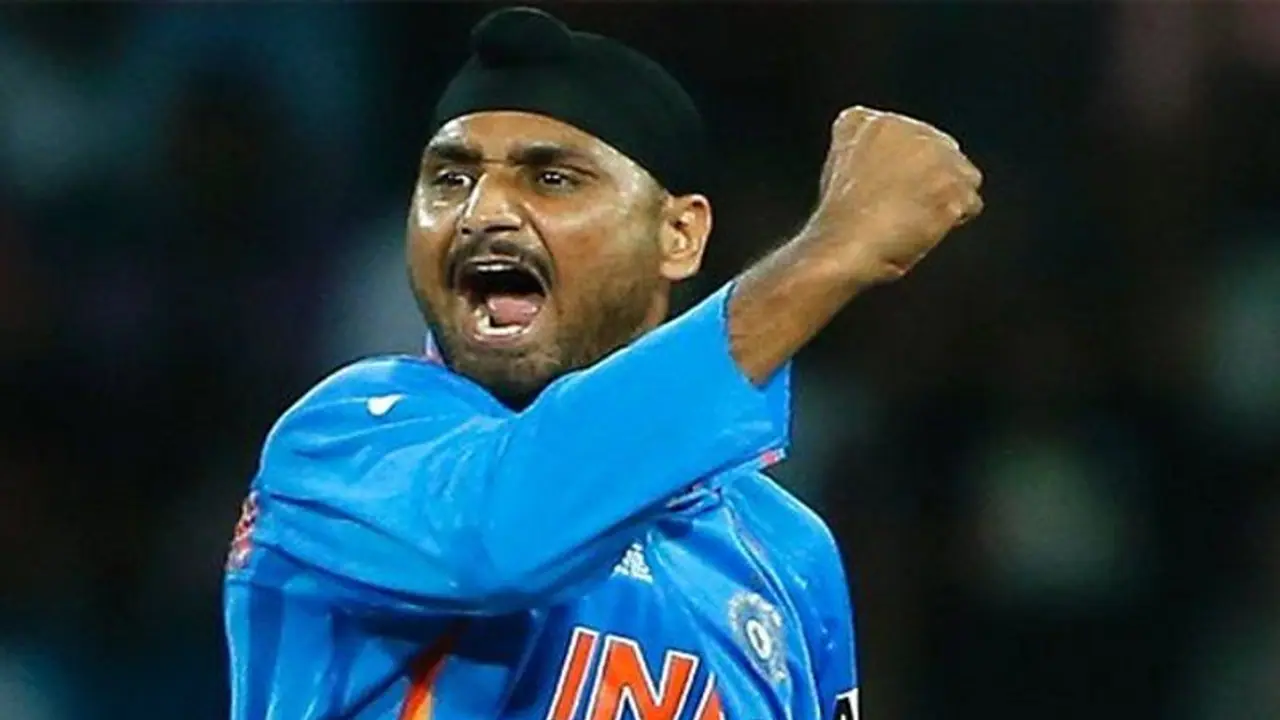 Harbhajan Singh Retirement: রেকর্ডের পাশাপাশি বিতর্কও কম ছিল না ভাজ্জির কেরিয়ারে Harbhajan Singh Retirement: রেকর্ডের পাশাপাশি বিতর্কও কম ছিল না ভাজ্জির কেরিয়ারে