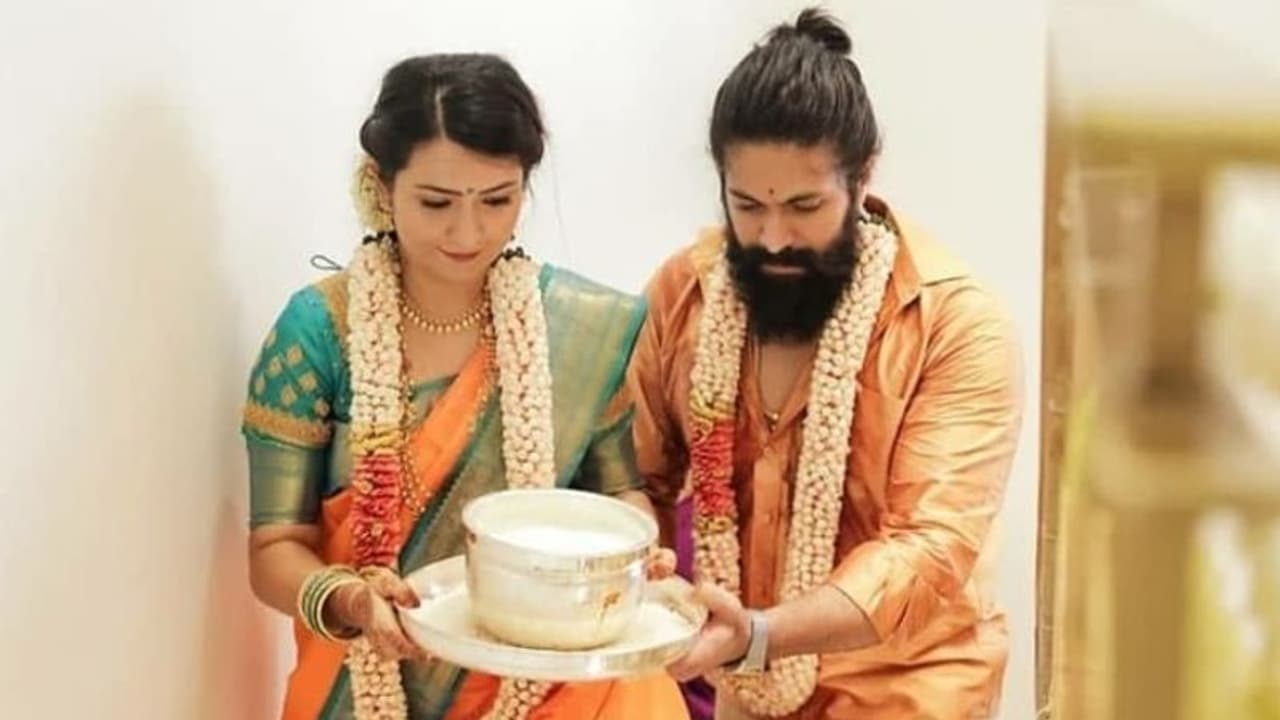 റേസ് കോഴ്സ് റോഡില് പുതിയ വീട്; കെജിഎഫ് താരത്തിന്റെ ഗൃഹപ്രവേശ ചിത്രങ്ങള് വൈറല് റേസ് കോഴ്സ് റോഡില് പുതിയ വീട്; കെജിഎഫ് താരത്തിന്റെ ഗൃഹപ്രവേശ ചിത്രങ്ങള് വൈറല്