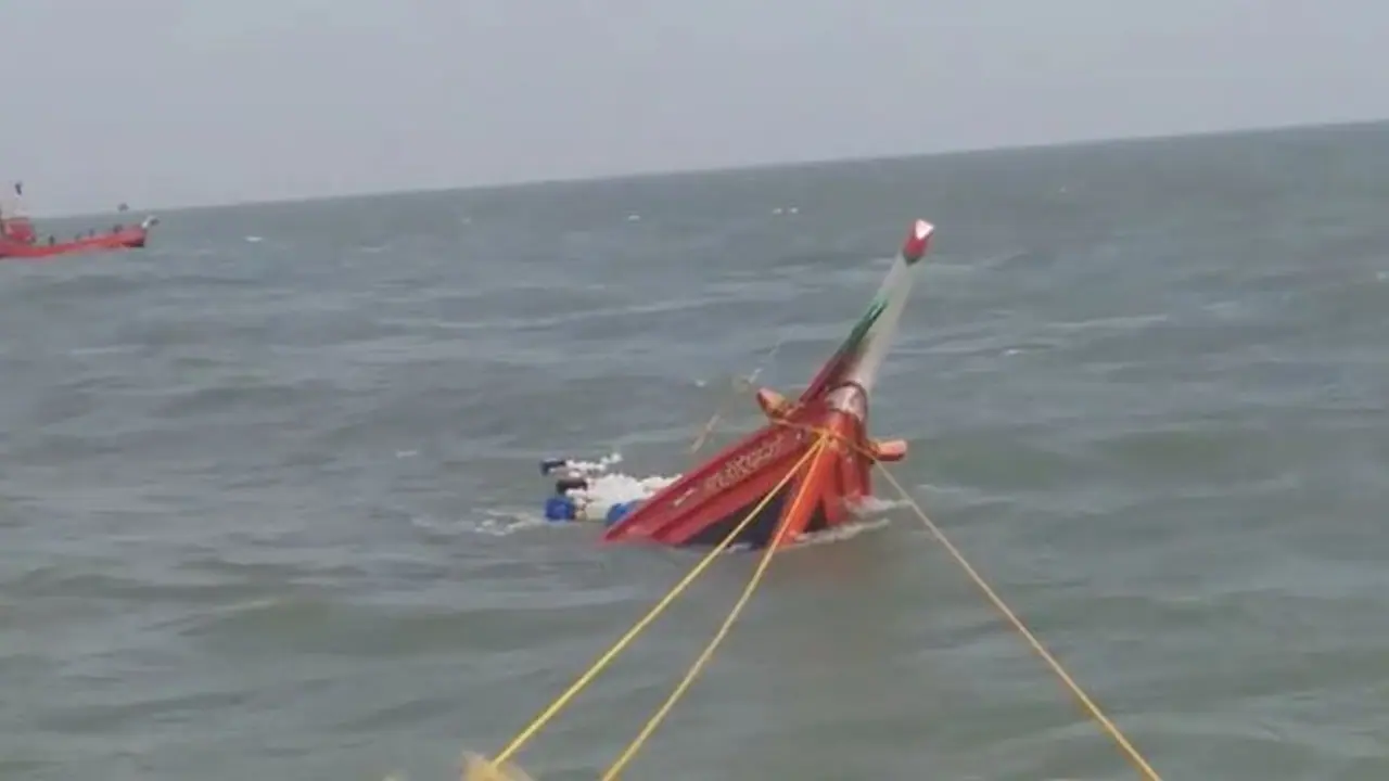 তমলুকের কাছে ফের ট্রলার ডুবি , কোনওক্রমে বার্জে উঠে বাঁচলেন যাত্রীরা তমলুকের কাছে ফের ট্রলার ডুবি , কোনওক্রমে বার্জে উঠে বাঁচলেন যাত্রীরা