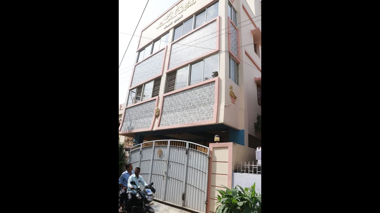 பழைய வழக்குகளை தூசு தட்டும் திமுக . முன்னாள் சுற்றுச்சூழல் கண்காணிப்பாளர் வீட்டில் மீண்டும் ரெய்டு. பழைய வழக்குகளை தூசு தட்டும் திமுக . முன்னாள் சுற்றுச்சூழல் கண்காணிப்பாளர் வீட்டில் மீண்டும் ரெய்டு.