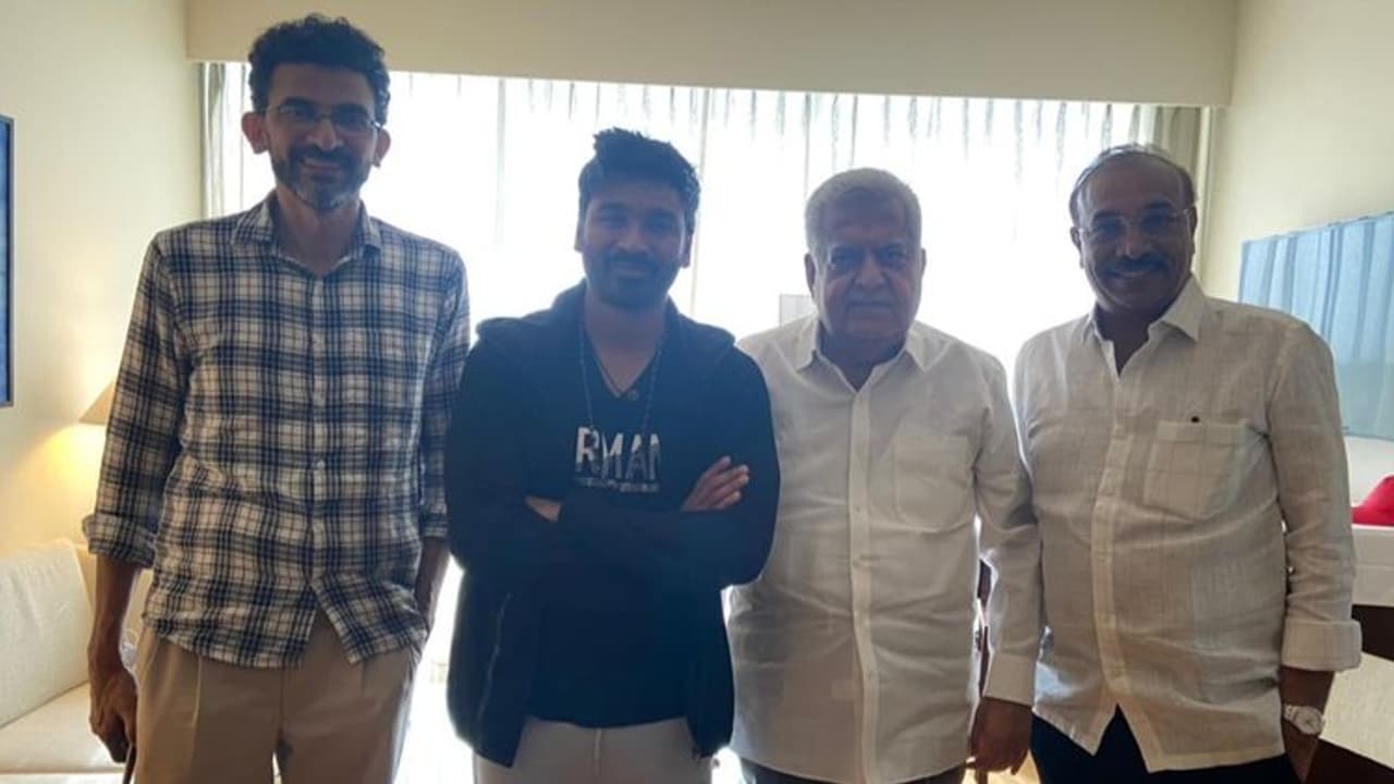 నిర్మాతలతో పాటు ధనుష్ ని కలిసిన శేఖర్ కమ్ముల నిర్మాతలతో పాటు ధనుష్ ని కలిసిన శేఖర్ కమ్ముల