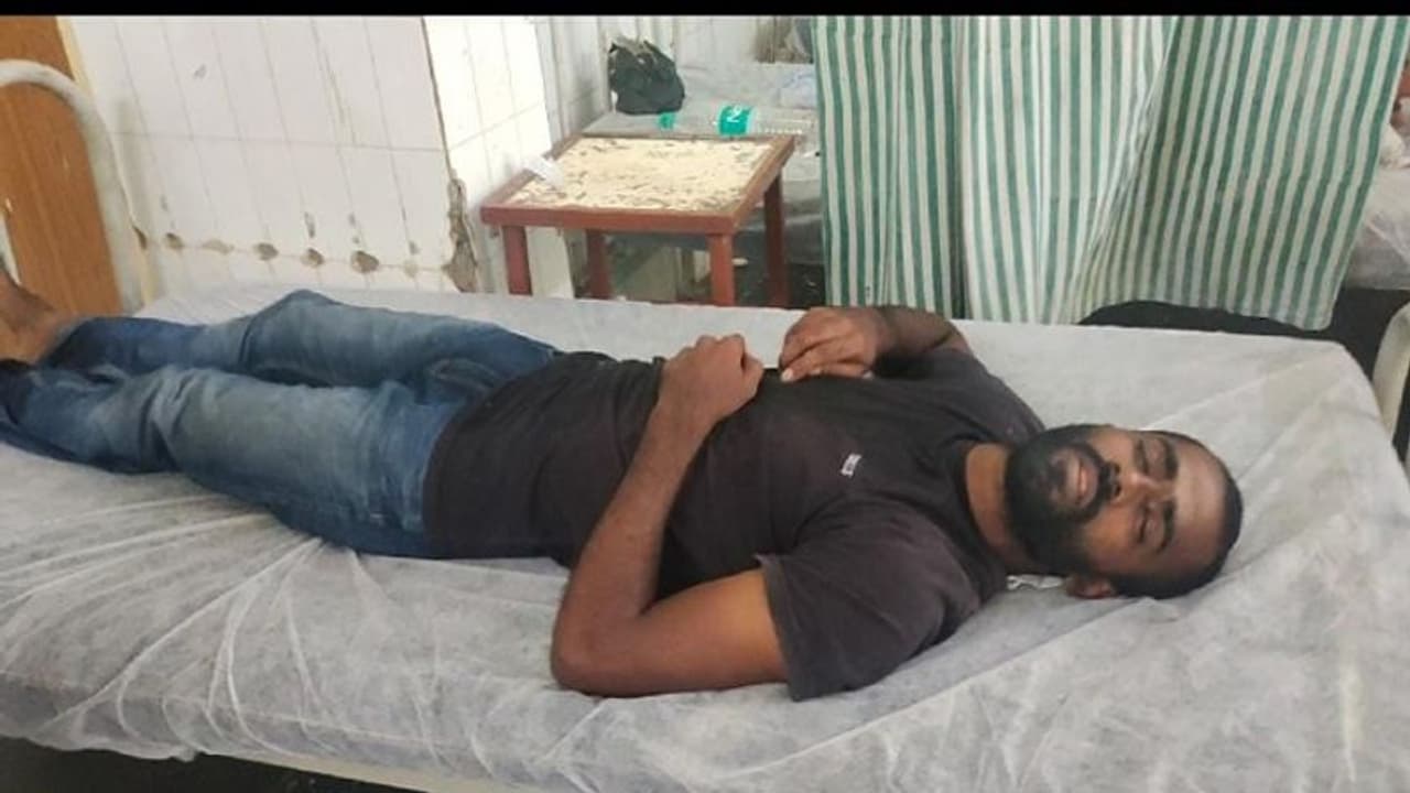 పరిగి తహసిల్దార్ కార్యాలయంలో యువకుడు ఆత్మహత్యాయత్నం ! పరిగి తహసిల్దార్ కార్యాలయంలో యువకుడు ఆత్మహత్యాయత్నం !