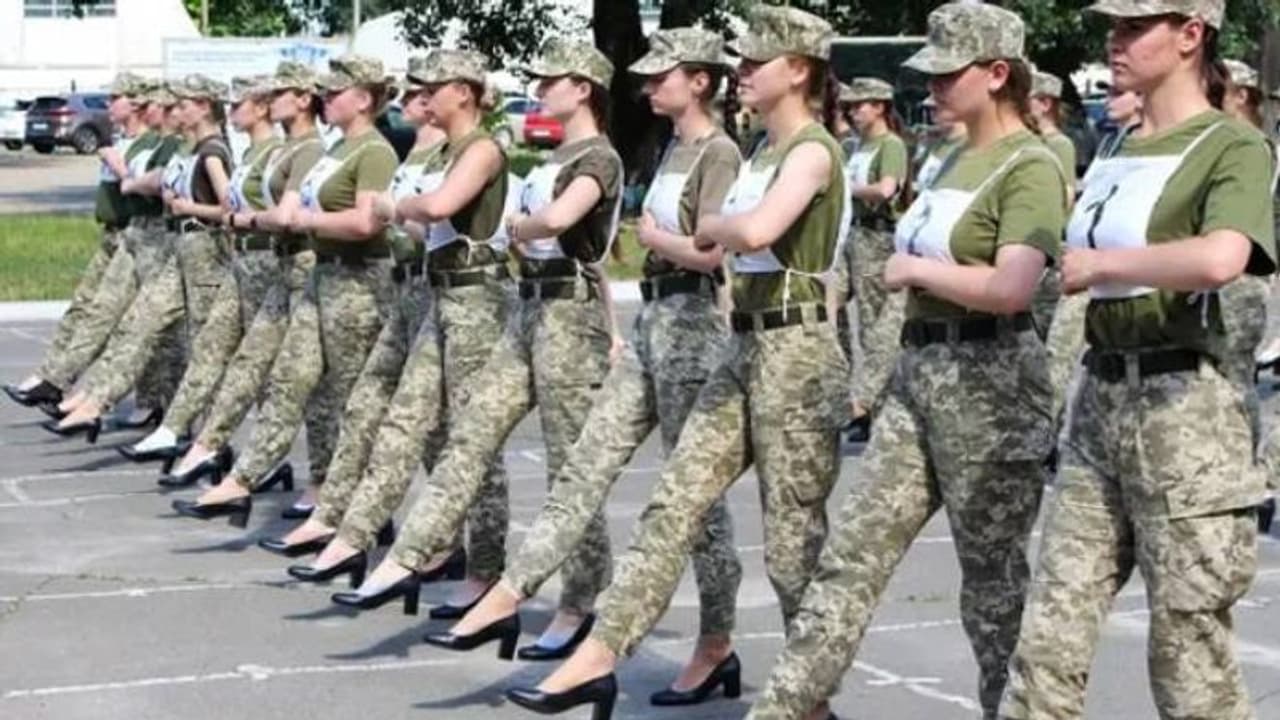 ഹൈഹീൽസിൽ പരേഡ് നടത്തുന്ന വനിതാ സൈനികർ, ഇത് ലിംഗവിവേചനമെന്ന് പ്രതികരണം, വിവാദത്തിൽ ഉക്രെയിൻ ഹൈഹീൽസിൽ പരേഡ് നടത്തുന്ന വനിതാ സൈനികർ, ഇത് ലിംഗവിവേചനമെന്ന് പ്രതികരണം, വിവാദത്തിൽ ഉക്രെയിൻ