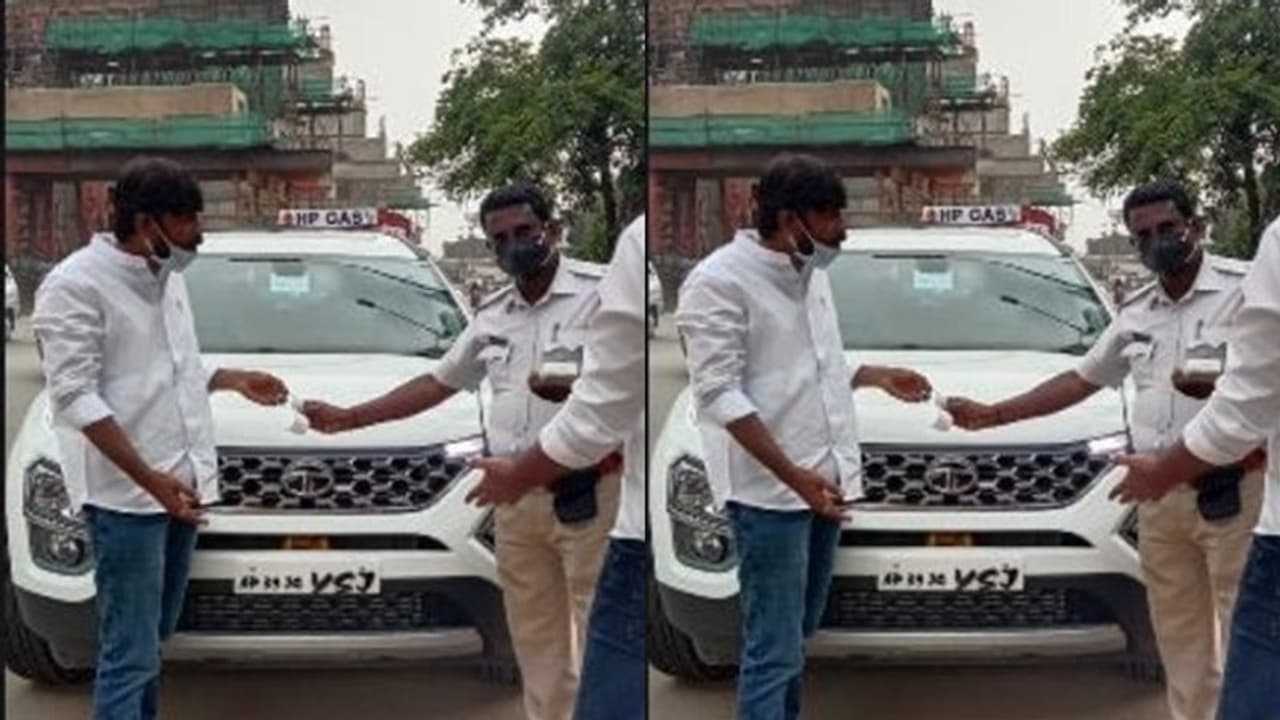 కారు నెంబర్ ప్లేటు మీద వైఎస్ జగన్ పేరు...జరిమానా..