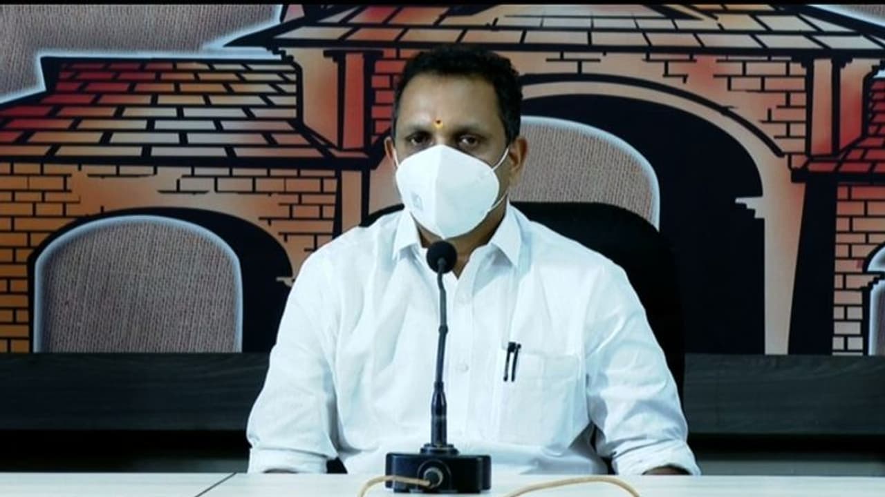 'കേരളാ പൊലീസിൽ ഉള്ളത് മാർക്സിസ്റ്റ് പാർട്ടിയുടെ ഗുണ്ടകള്'; ആനി രാജക്കെതിെരെ കെ സുരേന്ദ്രൻ 'കേരളാ പൊലീസിൽ ഉള്ളത് മാർക്സിസ്റ്റ് പാർട്ടിയുടെ ഗുണ്ടകള്'; ആനി രാജക്കെതിെരെ കെ സുരേന്ദ്രൻ