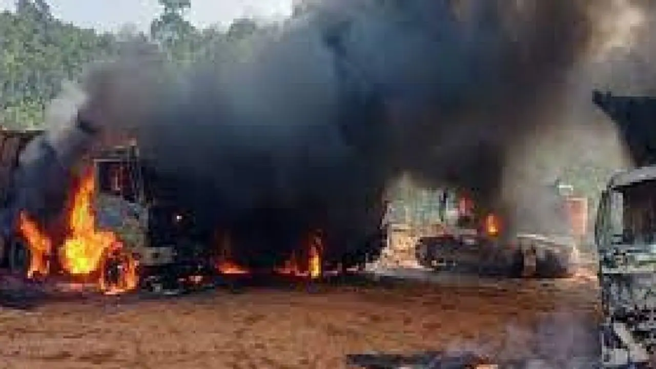 छत्तीसगढ़ के नारायणपुर में नक्सलियों ने किया हमला, गाड़ियों में लगाई आग और कर्मचारियों को बनाया बंधक छत्तीसगढ़ के नारायणपुर में नक्सलियों ने किया हमला, गाड़ियों में लगाई आग और कर्मचारियों को बनाया बंधक