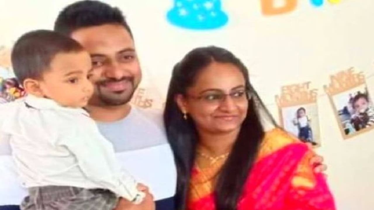 पुणे में रोंगटे खड़े होने वाला एक्सीडेंट: पति पत्नी और 4 साल के बेटे की मौत, कार की बॉडी काट निकालीं लाशे पुणे में रोंगटे खड़े होने वाला एक्सीडेंट: पति पत्नी और 4 साल के बेटे की मौत, कार की बॉडी काट निकालीं लाशे