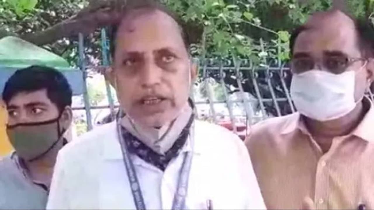 ജീവിച്ചിരിക്കുന്ന അധ്യാപകനോട് നിങ്ങൾ മരിച്ചുവെന്ന് അധികൃതർ, ഒടുവിൽ തെളിയിക്കാനായി ഓട്ടം