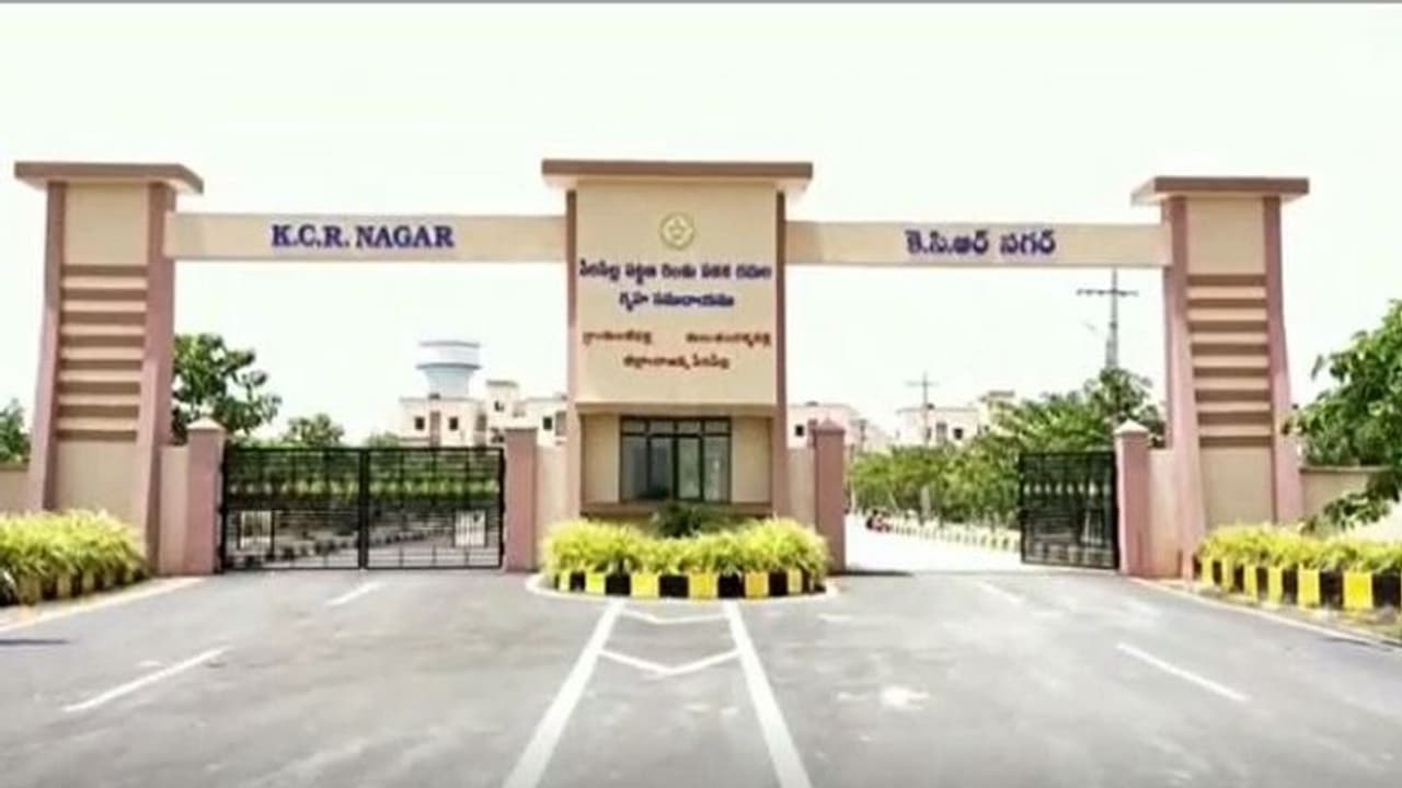 సిరిసిల్లలో డబుల్ బెడ్ రూమ్ ఇళ్ల ప్రారంభోత్సవం: లబ్దిదారులకు పట్టాలిచ్చిన కేసీఆర్