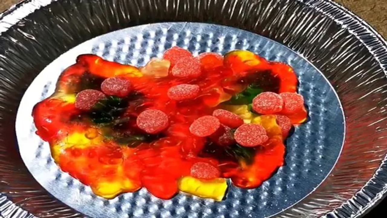 कनाडा में गर्मी से बुरा हाल, धूप में रखे कैंडीज भी पिघल गए, सोशल मीडिया पर वीडियो देखकर हैरान हुए लोग कनाडा में गर्मी से बुरा हाल, धूप में रखे कैंडीज भी पिघल गए, सोशल मीडिया पर वीडियो देखकर हैरान हुए लोग