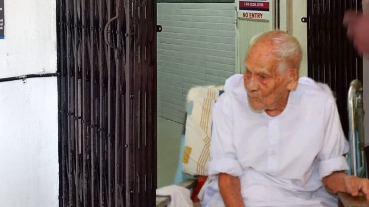 നൂറാം വയസിൽ കൊവിഡിനെ തോൽപ്പിച്ച് കരുണാകരൻ നായർ തിരികെ വീട്ടിലെത്തി നൂറാം വയസിൽ കൊവിഡിനെ തോൽപ്പിച്ച് കരുണാകരൻ നായർ തിരികെ വീട്ടിലെത്തി