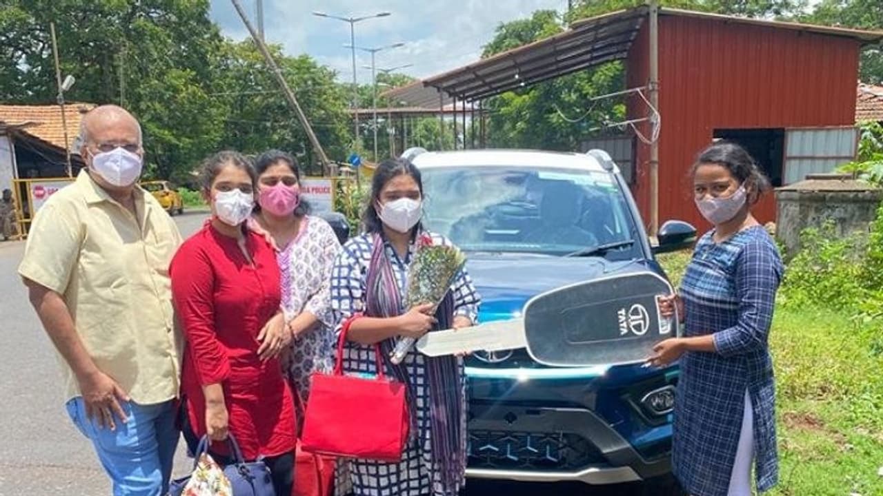 ಗೋವಾ ದಾಟಂಗಿಲ್ಲ, ಹುಬ್ಳೀಲಿ ಸಿಗಂಗಿಲ್ಲ; ಗಡಿ ಚೆಕ್‌ಪೋಸ್ಟ್ ಬಳಿ ಕಾರು ಡೆಲಿವರಿ ಪಡೆದ ಉದ್ಯಮಿ!