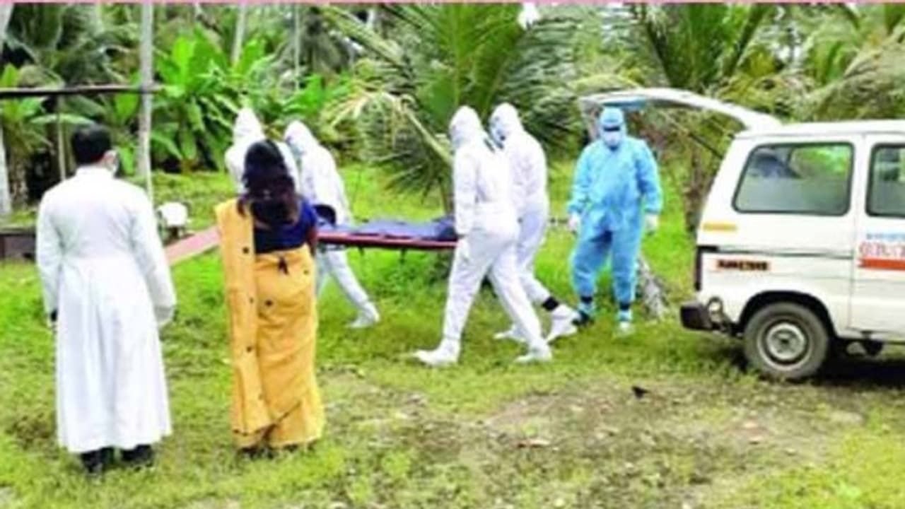 കൊവിഡ് ബാധിച്ച് മരിച്ച ഇതര മതവിശ്വാസിയുടെ മൃതദേഹം കണ്ണാടി പള്ളിയില് സംസ്കരിച്ചു കൊവിഡ് ബാധിച്ച് മരിച്ച ഇതര മതവിശ്വാസിയുടെ മൃതദേഹം കണ്ണാടി പള്ളിയില് സംസ്കരിച്ചു