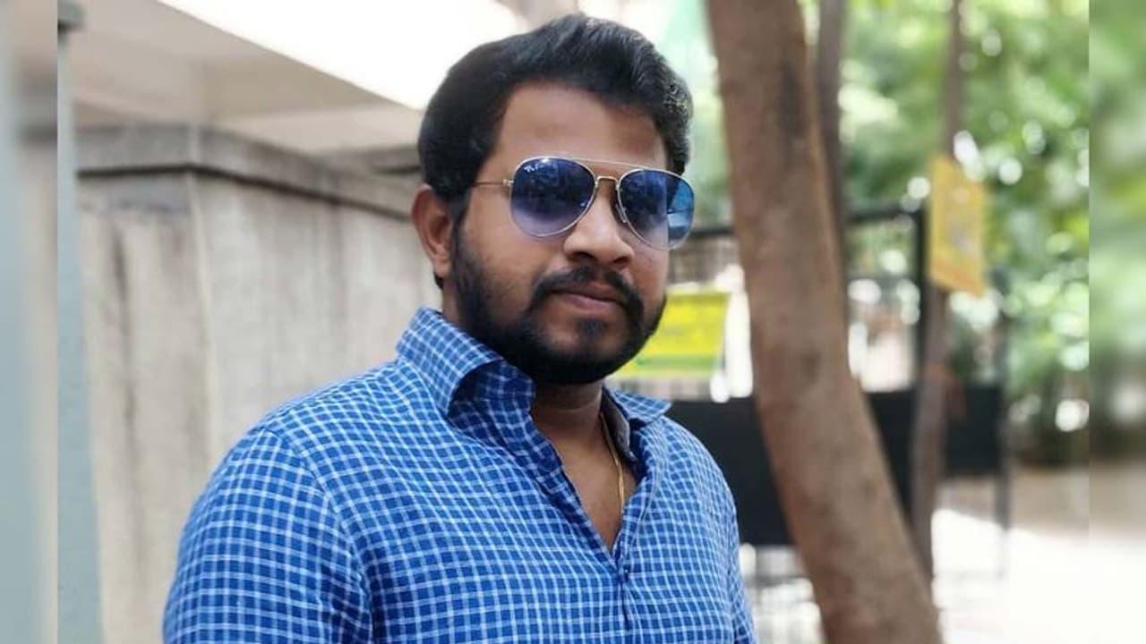 `హైపర్ ఆదిపై దాడి`.. స్పందించిన `జబర్దస్త్` కమెడీయన్.. తాను సంపాదించినదాంట్లో కొంత ఇస్తా అంటూ చురకలు `హైపర్ ఆదిపై దాడి`.. స్పందించిన `జబర్దస్త్` కమెడీయన్.. తాను సంపాదించినదాంట్లో కొంత ఇస్తా అంటూ చురకలు