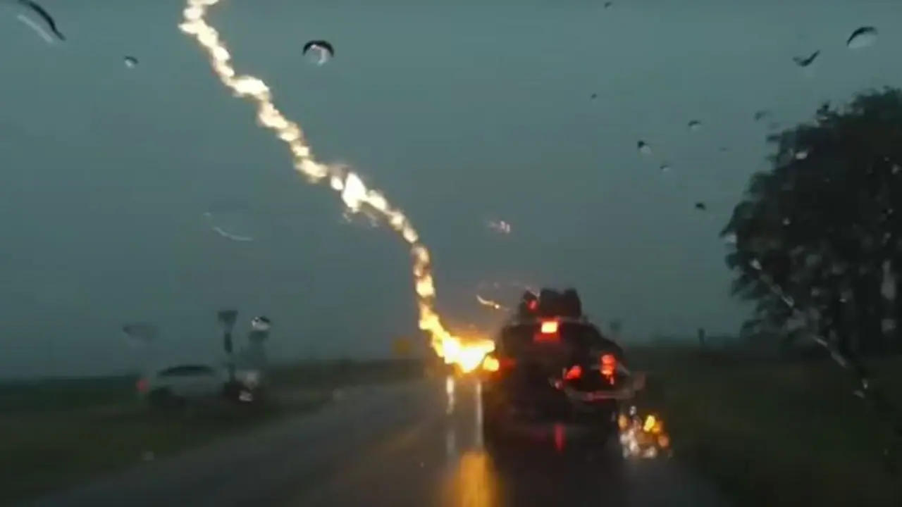 3 ಮಕ್ಕಳು ಸೇರಿ ಐವರು ಪ್ರಯಾಣಿಸುತ್ತಿದ್ದ ಕಾರಿನ ಮೇಲೆ ಬಡಿದ ಸಿಡಿಲು; ಭಯಾನಕ ವಿಡಿಯೋ!