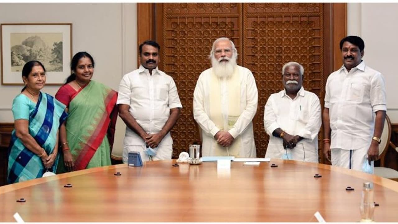 சந்திக்க மறுத்த அமித்ஷா... ஏமாற்றத்துடன் திரும்பும் தமிழக பாஜக எம்.எல்.ஏ.,க்கள்... பின்னணி என்ன..? சந்திக்க மறுத்த அமித்ஷா... ஏமாற்றத்துடன் திரும்பும் தமிழக பாஜக எம்.எல்.ஏ.,க்கள்... பின்னணி என்ன..?