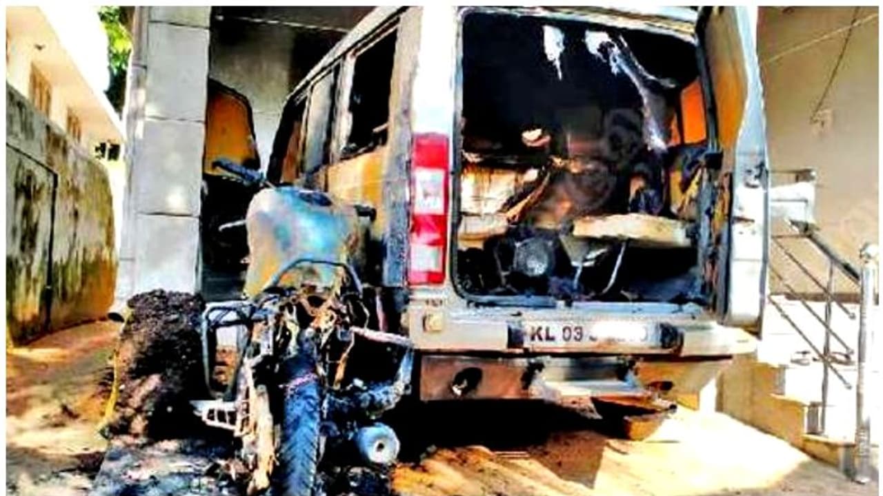 എസ്ഐയുടെ വീട്ടുമുറ്റത്തെ വണ്ടികള് കത്തിച്ച് അജ്ഞാത സംഘം! എസ്ഐയുടെ വീട്ടുമുറ്റത്തെ വണ്ടികള് കത്തിച്ച് അജ്ഞാത സംഘം!