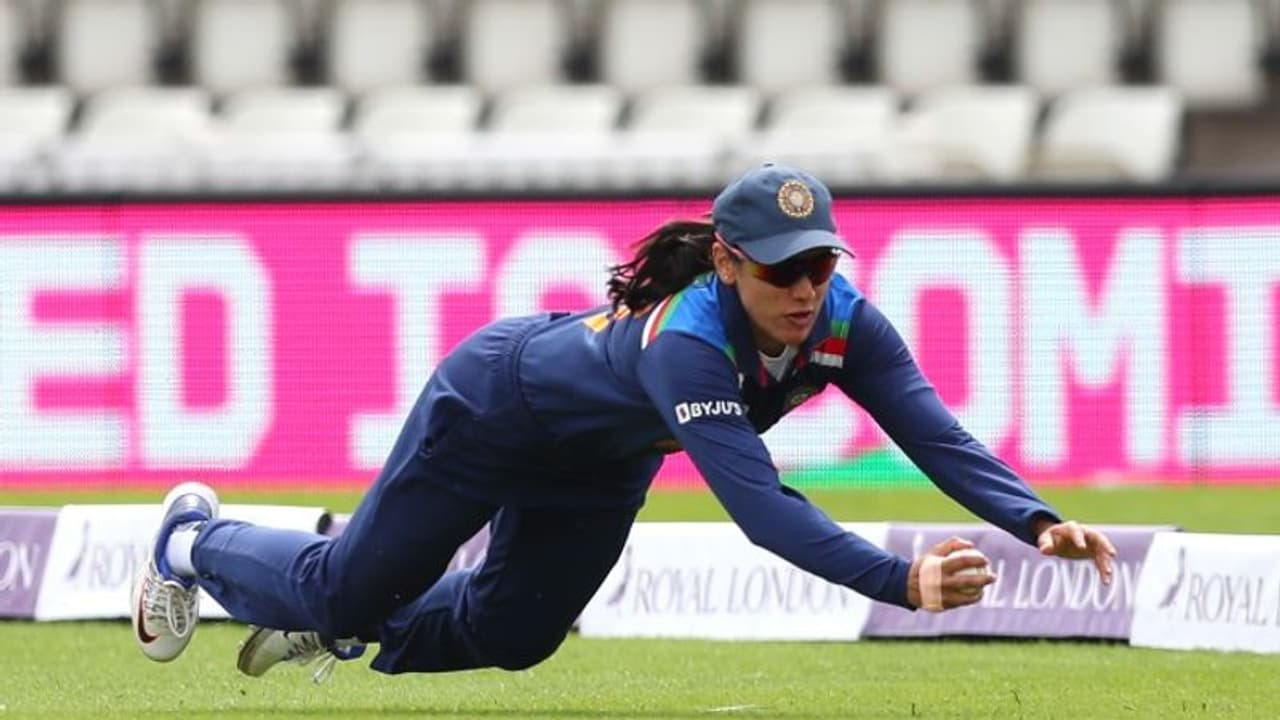 ഒന്നൊന്നര പറക്കല്; ഇംഗ്ലണ്ടിനെതിരെ തകർപ്പന് ക്യാച്ചുമായി സ്മൃതി മന്ദാന ഒന്നൊന്നര പറക്കല്; ഇംഗ്ലണ്ടിനെതിരെ തകർപ്പന് ക്യാച്ചുമായി സ്മൃതി മന്ദാന