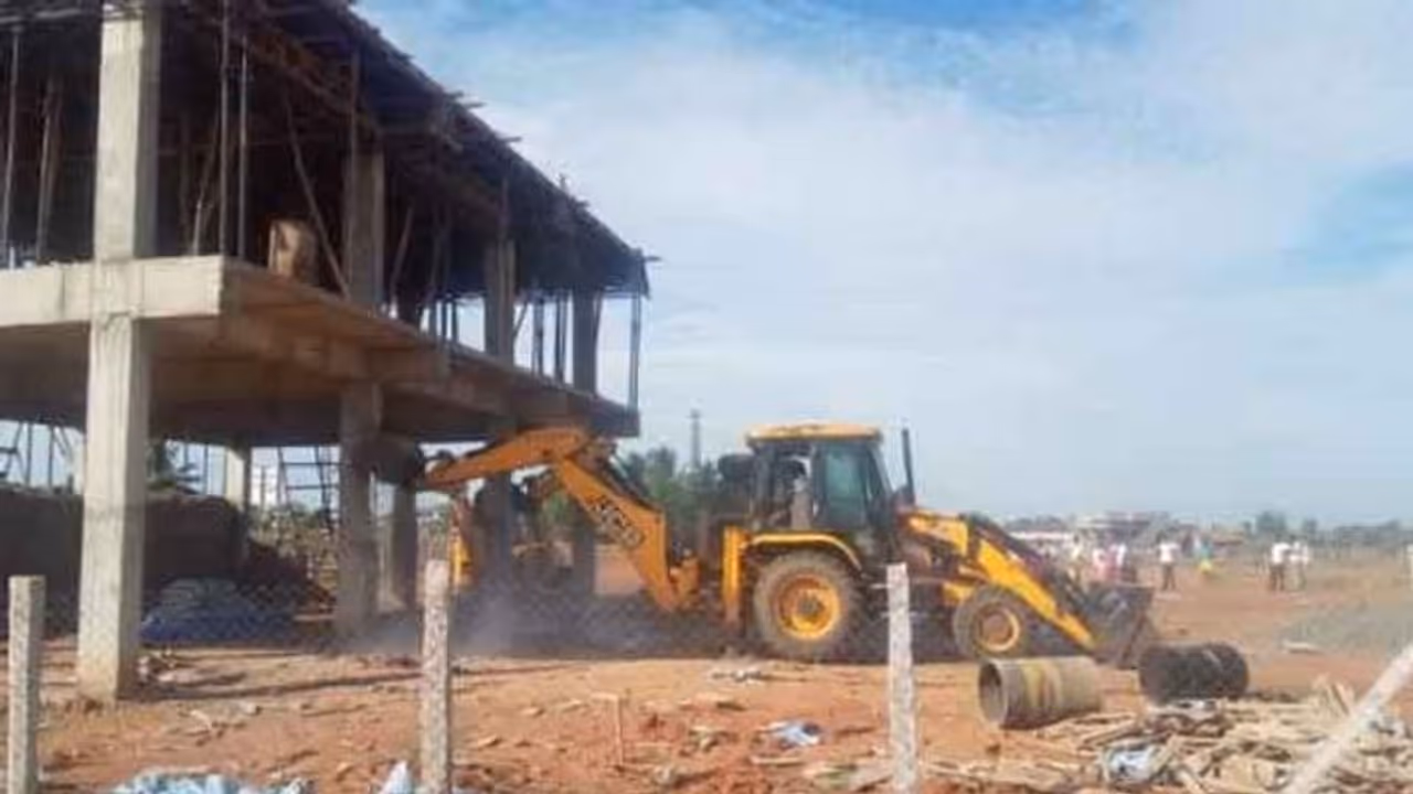 சரியான ஆப்பு.. இனி கோயில் நிலங்களை அபகரித்தால் குண்டர் சட்டம் தான்..! சரியான ஆப்பு.. இனி கோயில் நிலங்களை அபகரித்தால் குண்டர் சட்டம் தான்..!