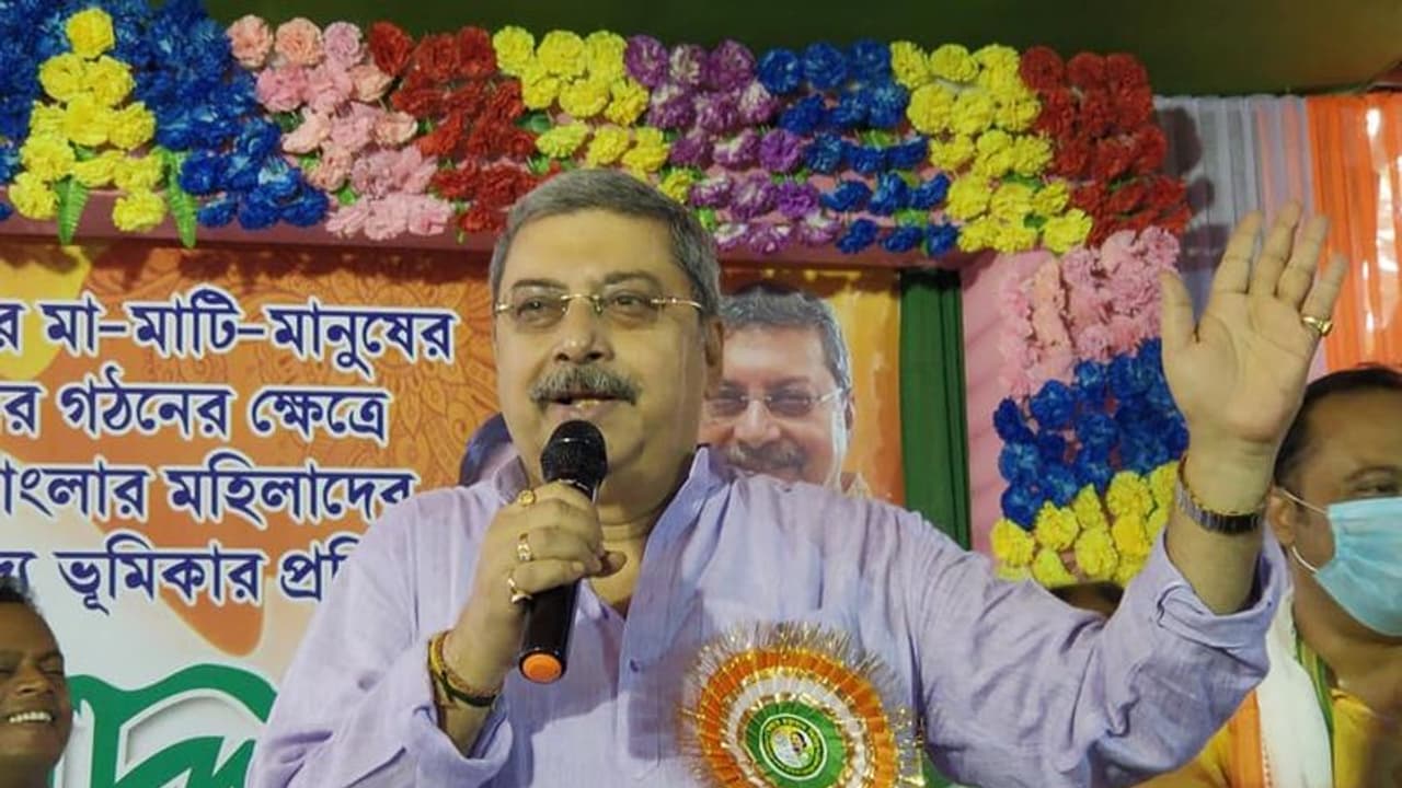 বইমেলার মঞ্চ থেকে দুই তীর, তৃণমূল সাংসদ কল্যাণ বন্দ্যোপাধ্যায়ের নিশানায় প্রাক্তন ও বর্তমান