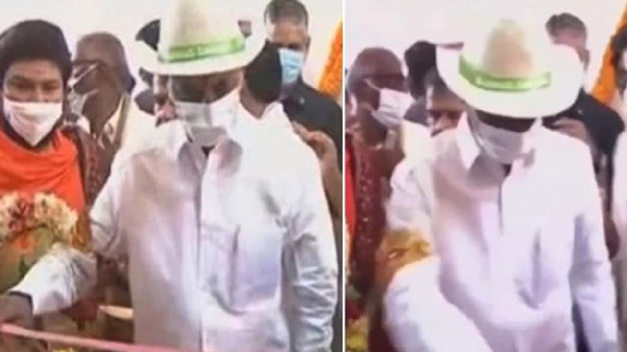 ఇళ్ల ఓపెనింగ్: కత్తెర మరిచిన అధికారులు.. కోపంతో రిబ్బన్ పీకిపారేసిన కేసీఆర్ (వీడియో) ఇళ్ల ఓపెనింగ్: కత్తెర మరిచిన అధికారులు.. కోపంతో రిబ్బన్ పీకిపారేసిన కేసీఆర్ (వీడియో)