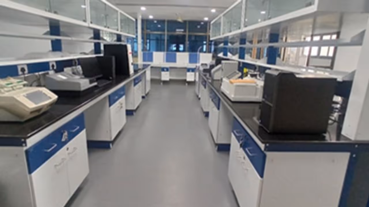 पीएम केयर फंड से पुणे और हैदराबाद में तैयार हुई दो लैब, कोविड वैक्सीन की होगी टेस्टिंग पीएम केयर फंड से पुणे और हैदराबाद में तैयार हुई दो लैब, कोविड वैक्सीन की होगी टेस्टिंग