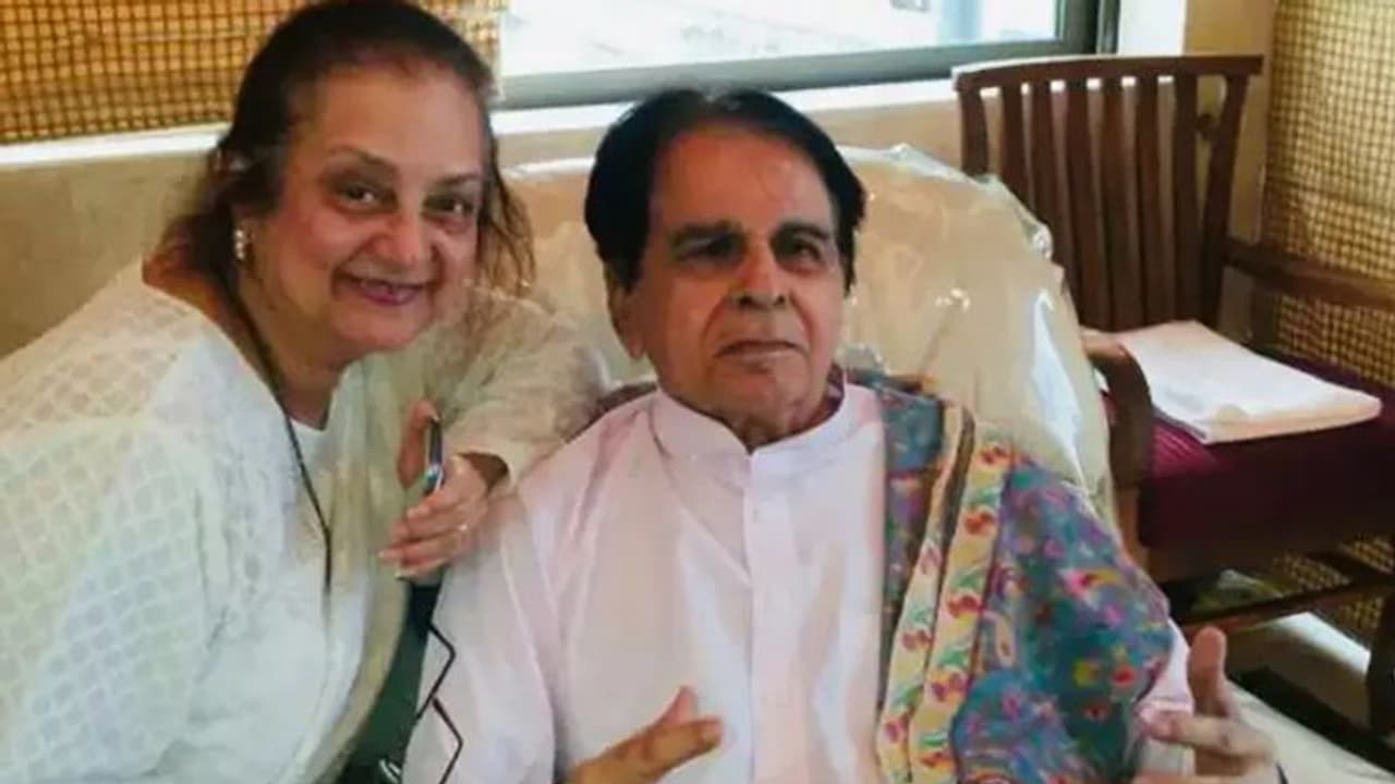 सायरा बानो ने बताई कैसी है दिलीप कुमार की सेहत, इस वजह से किया गया ट्रेजडी किंग को अस्पताल में भर्ती