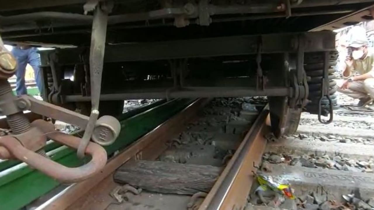 ఇరాన్‌లో పట్టాలు తప్పిన రైలు.. 10 మంది మృతి, 50 మందికి గాయాలు.. 