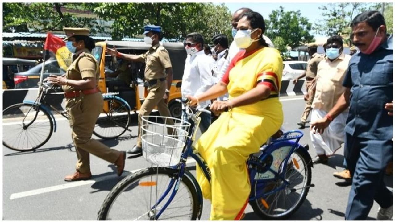 ஆர்பாட்டத்தில் பிரேமலதாவுக்கு சைக்கிள் ஓட்டக் கற்றுக் கொடுத்த தேமுதிக தொண்டர்..! ஆர்பாட்டத்தில் பிரேமலதாவுக்கு சைக்கிள் ஓட்டக் கற்றுக் கொடுத்த தேமுதிக தொண்டர்..!