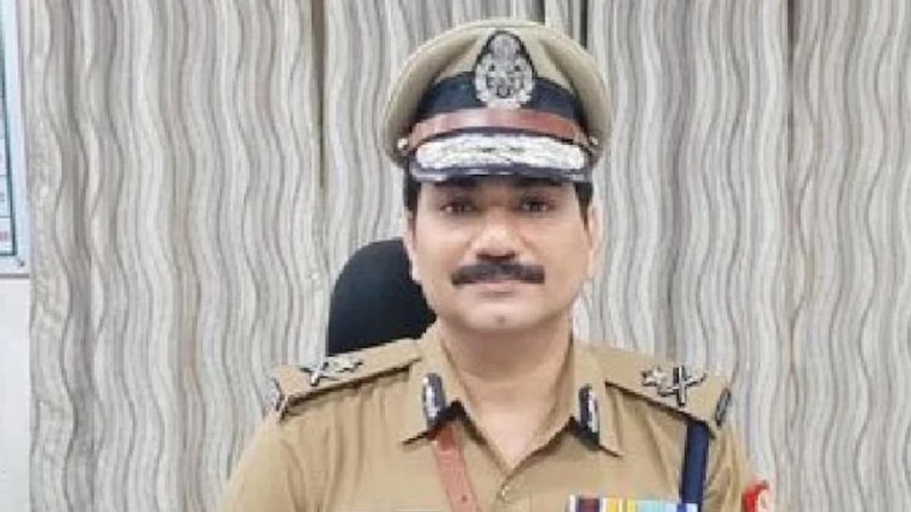 विकास दुबे के नाम से फेसबुक पर यूपी के IG को दी जान से मारने की धमकी, पुलिस प्रशासन में हड़कंप विकास दुबे के नाम से फेसबुक पर यूपी के IG को दी जान से मारने की धमकी, पुलिस प्रशासन में हड़कंप