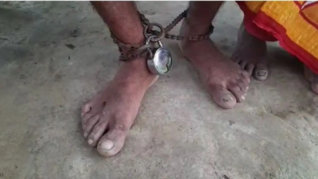 মানসিক ভারসাম্যহীন ছেলেকে শিকল দিয়ে বেঁধে রাখেন বাবা মা, অমানবিক ছবি রায়গঞ্জে মানসিক ভারসাম্যহীন ছেলেকে শিকল দিয়ে বেঁধে রাখেন বাবা মা, অমানবিক ছবি রায়গঞ্জে