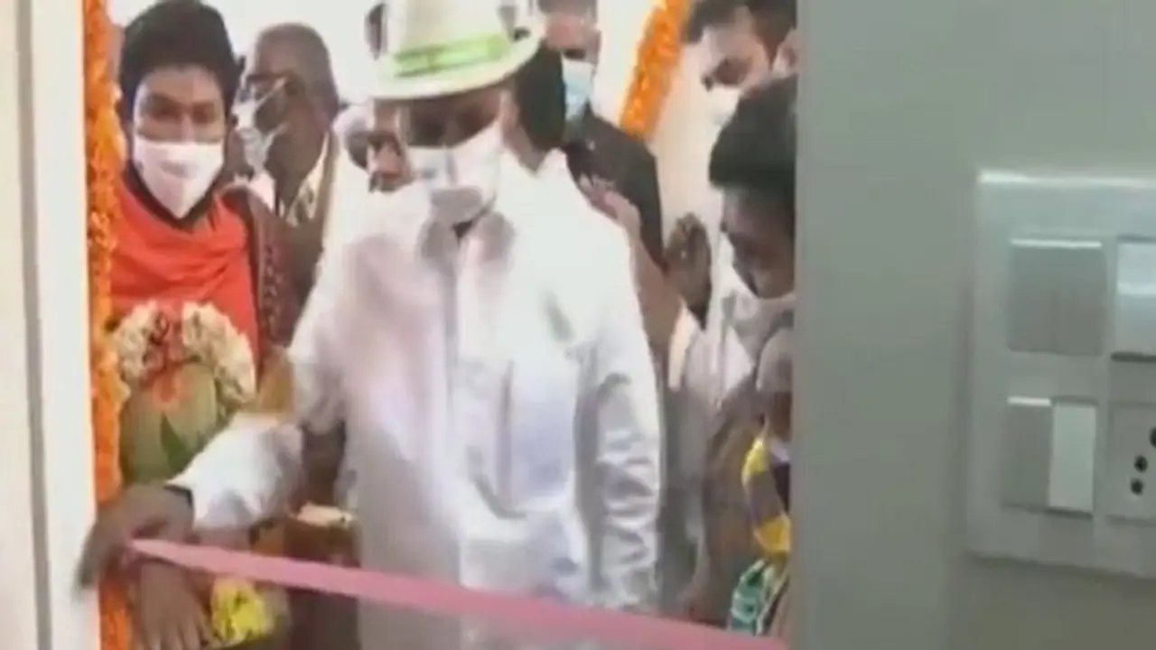 ಕತ್ತರಿ ಕಾಣೆ: ತಾಳ್ಮೆ ಕಳೆದುಕೊಂಡ ಸಿಎಂ ಕೈಯಲ್ಲೇ ರಿಬ್ಬನ್ ಎಳೆದು ಉದ್ಘಾಟನೆ! ಕತ್ತರಿ ಕಾಣೆ: ತಾಳ್ಮೆ ಕಳೆದುಕೊಂಡ ಸಿಎಂ ಕೈಯಲ್ಲೇ ರಿಬ್ಬನ್ ಎಳೆದು ಉದ್ಘಾಟನೆ!