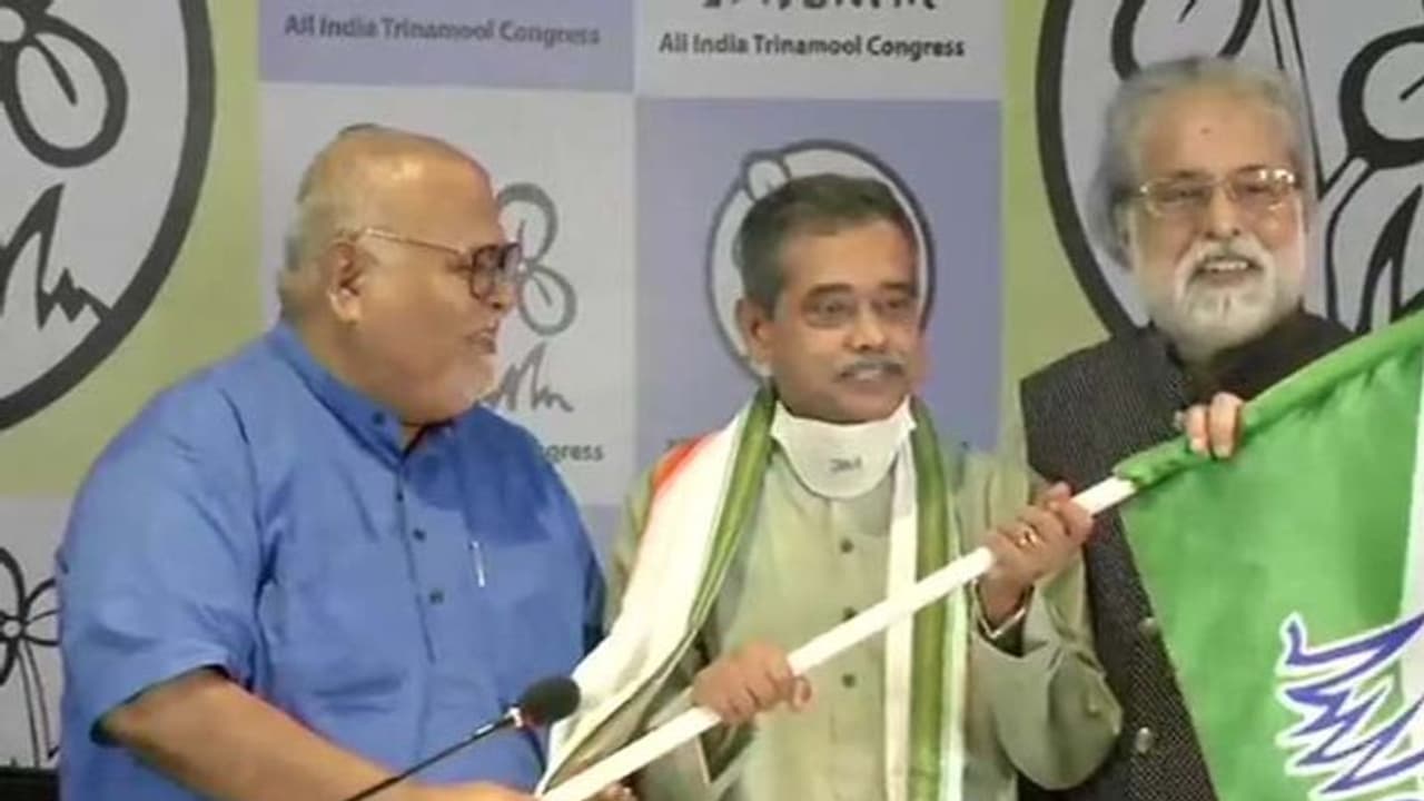 प्रणव दा के बेटे अभिजीत मुखर्जी ने ज्वाइन किया TMC , बोले ममता ही देश में बीजेपी को रोक सकती प्रणव दा के बेटे अभिजीत मुखर्जी ने ज्वाइन किया TMC , बोले ममता ही देश में बीजेपी को रोक सकती