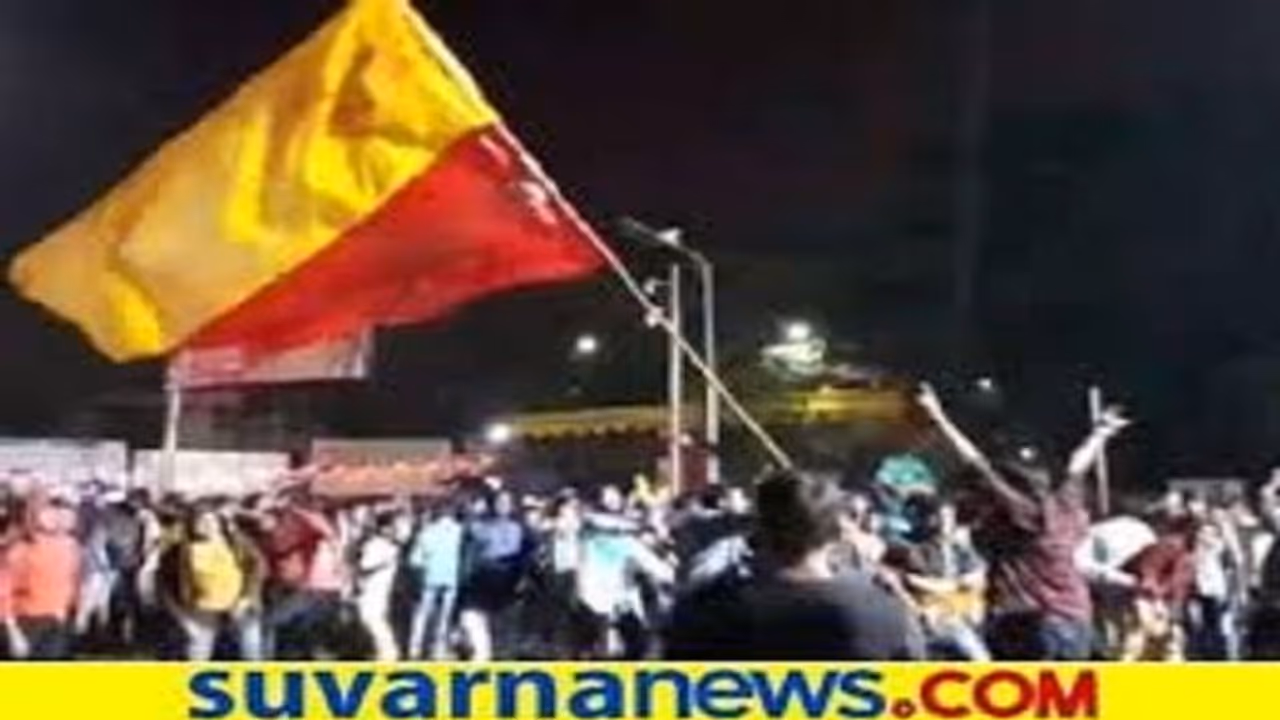 ಮಾಸಿ, ಹರಿದು ಹೋದ ಕನ್ನಡ ಧ್ವಜ ಬದಲಿಸಲು ಹೋದವರನ್ನ ವಶಕ್ಕೆ ಪಡೆದ ಪೊಲೀಸ್ರು: ಕರ್ನಾಟಕದ ಸ್ಥಿತಿ ಮಾಸಿ, ಹರಿದು ಹೋದ ಕನ್ನಡ ಧ್ವಜ ಬದಲಿಸಲು ಹೋದವರನ್ನ ವಶಕ್ಕೆ ಪಡೆದ ಪೊಲೀಸ್ರು: ಕರ್ನಾಟಕದ ಸ್ಥಿತಿ