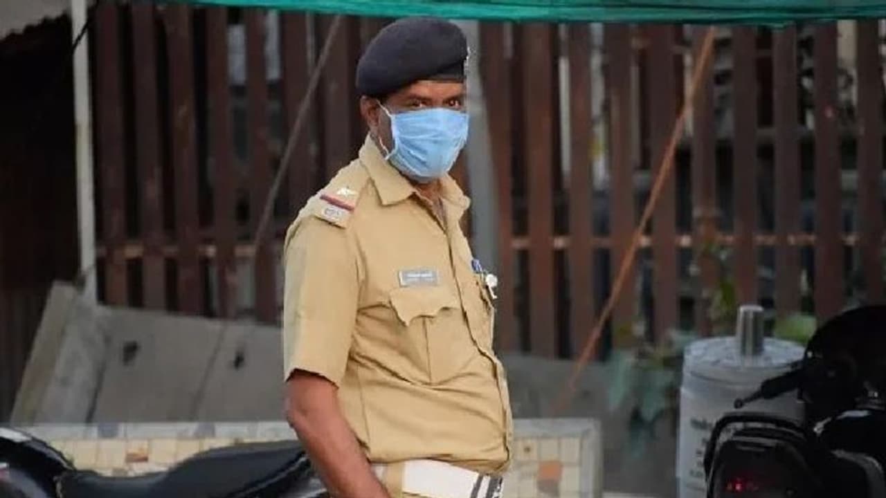 इंस्पेक्टर ने शादीशुदा लेडी कांस्टेबल को रात में भेजा मैसैज, 'बुरा न मानें तो कुछ कहूं आई लव यू मैडम' इंस्पेक्टर ने शादीशुदा लेडी कांस्टेबल को रात में भेजा मैसैज, 'बुरा न मानें तो कुछ कहूं आई लव यू मैडम'