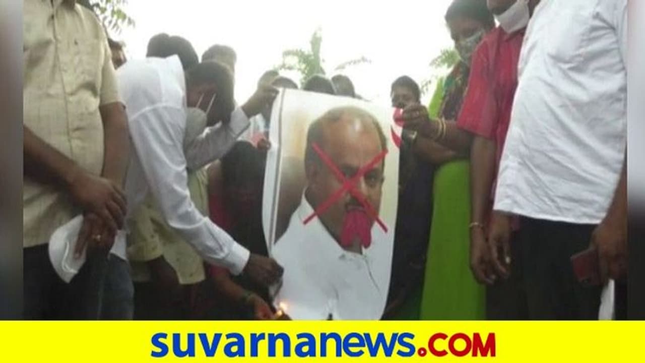 ಸುಮಲತಾ ಮೇಲೆ ಅಸಂಬದ್ಧ ಪದ ಬಳಕೆ: ಮಂಡ್ಯದಲ್ಲಿ ಕುಮಾರಸ್ವಾಮಿ ವಿರುದ್ಧ ಭುಗಿಲೆದ್ದ ಆಕ್ರೋಶ ಸುಮಲತಾ ಮೇಲೆ ಅಸಂಬದ್ಧ ಪದ ಬಳಕೆ: ಮಂಡ್ಯದಲ್ಲಿ ಕುಮಾರಸ್ವಾಮಿ ವಿರುದ್ಧ ಭುಗಿಲೆದ್ದ ಆಕ್ರೋಶ