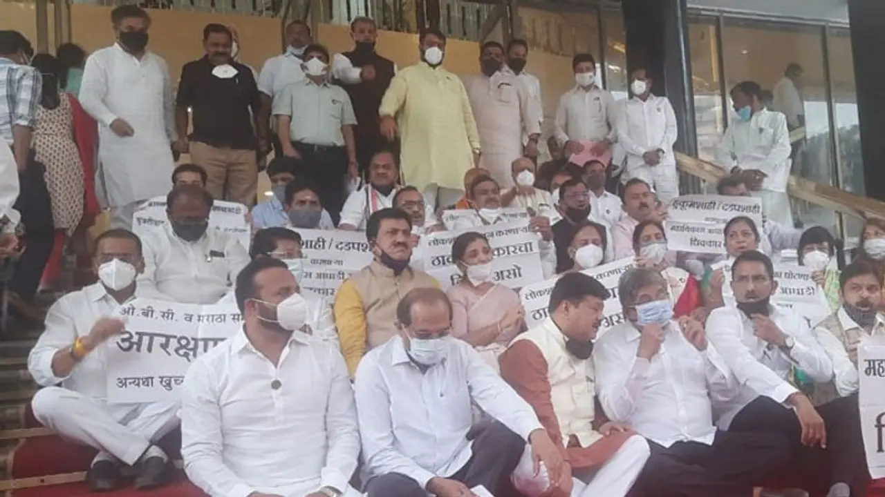 महाराष्ट्र विधानसभा: निलंबन के विरोध में सदन के बाहर धरने पर बैठे भाजपा के 12 विधायक महाराष्ट्र विधानसभा: निलंबन के विरोध में सदन के बाहर धरने पर बैठे भाजपा के 12 विधायक